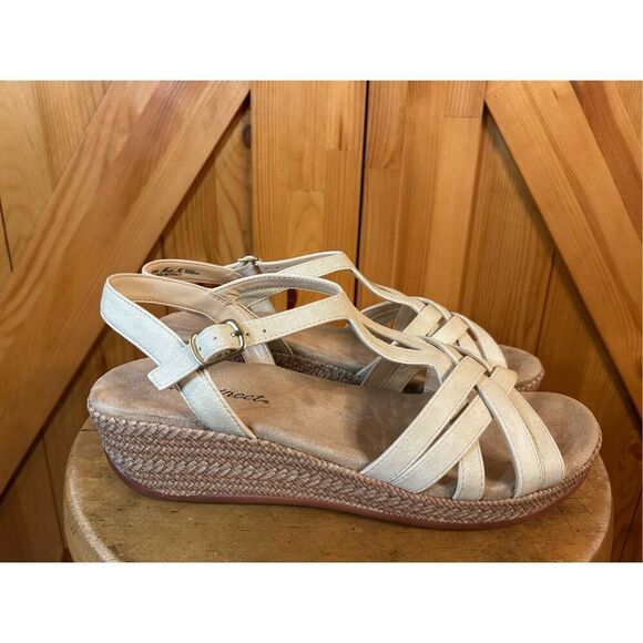 Easy Street Womens Lua Wedge Sandals Bone Size 9M NWOT - Picture 1 of 8